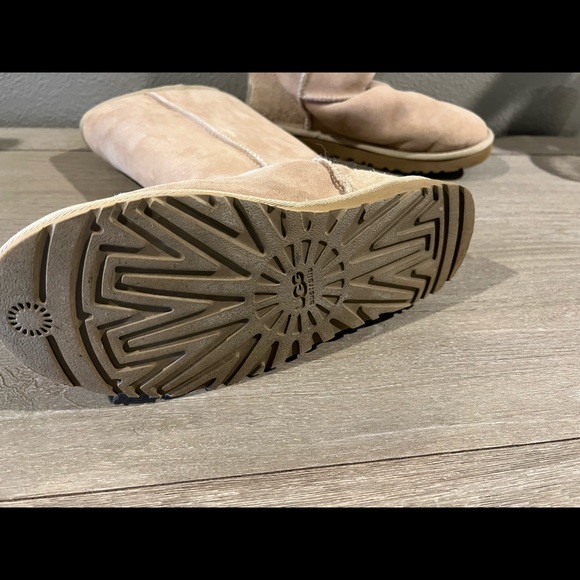 Ugg Womens Boot - Picture 3 of 3